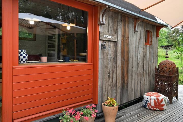 Ganze Ferienwohnung, Tiny Home 'Roulotte Appoline' mit Bergblick, privater Terrasse und eigenem Garten in Arrien-en-Bethmale, Parc naturel régional des Pyrénées ariégeoises