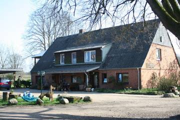 Ferienwohnung für 4 Personen, mit Terrasse und Sauna sowie Garten in Naturpark Westensee
