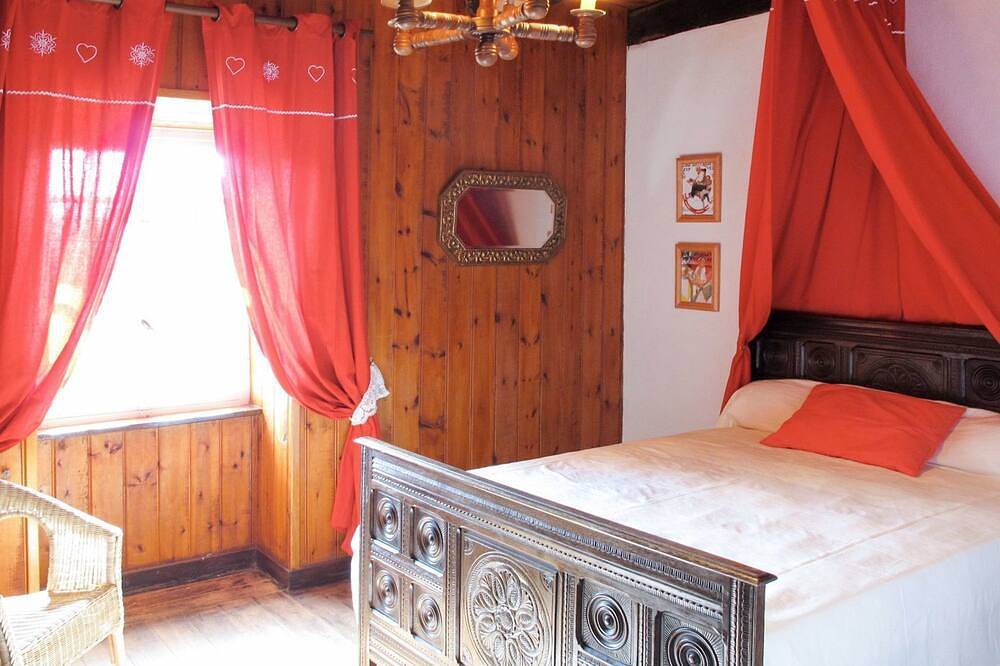Cosy apartment in villa for 4 guests with terrace, pets allowed and parking in Pont-l'Abbé, Quimper region