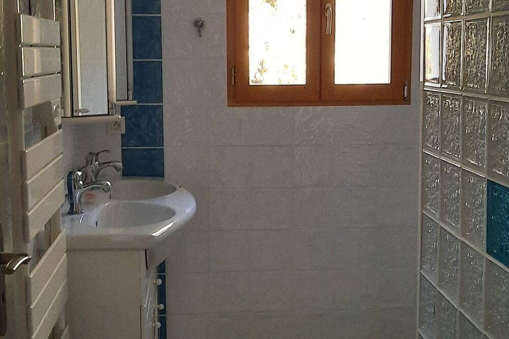 Grand gîte avec piscine privée, pouvant accueillir 7 personnes. in Caussens, Gers