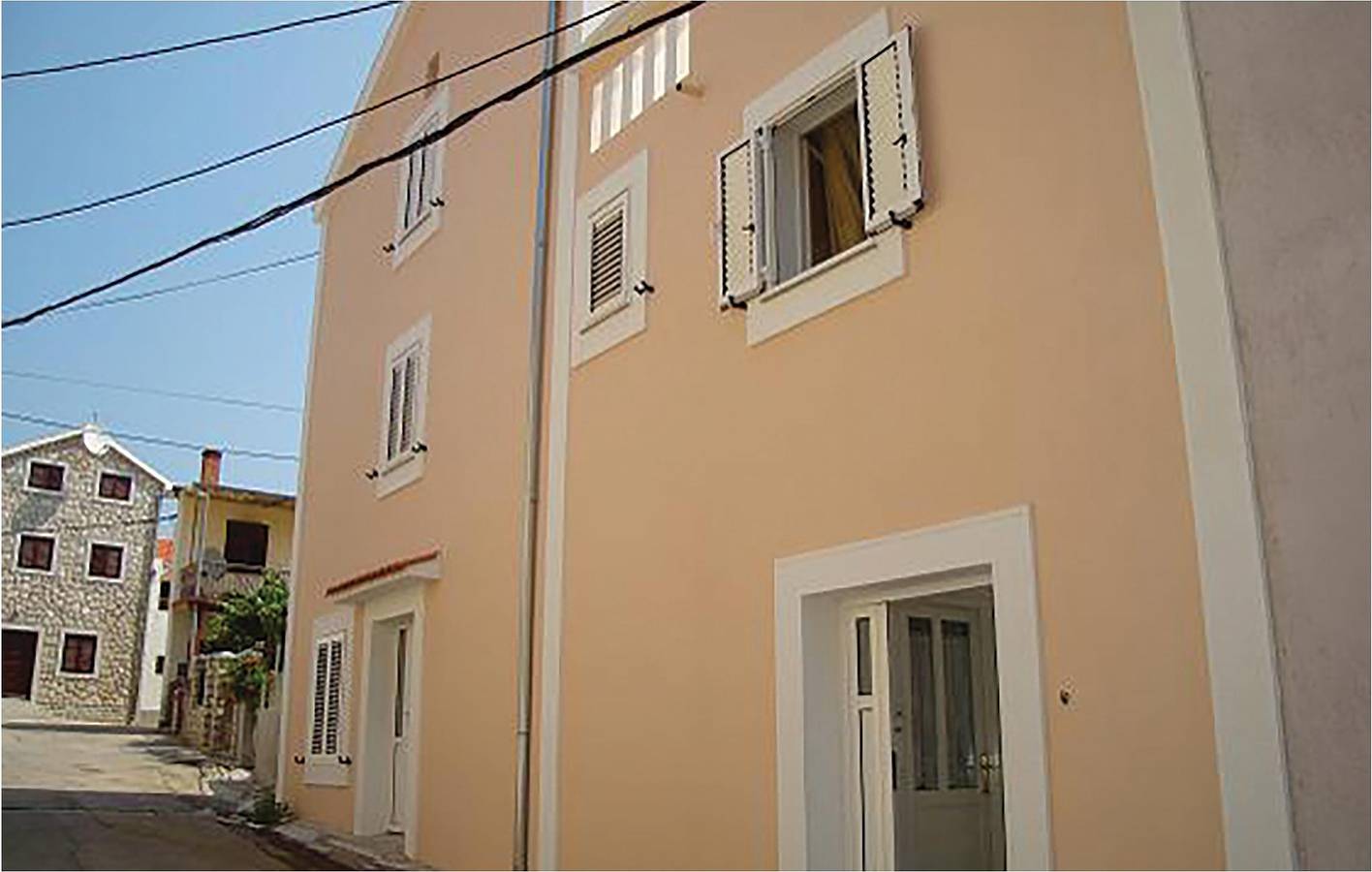 Ganze Ferienwohnung, Apartment mit Meerblick, Terrasse, Küche und Parkmöglichkeiten an der Straße – 600 m vom Strand entfernt in Novigradsko More, Zadar