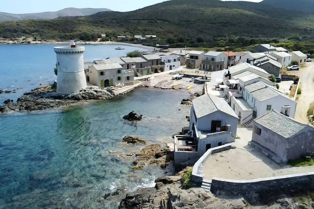 Waterfront fisherman's cottage in Ersa, Cap Corse
