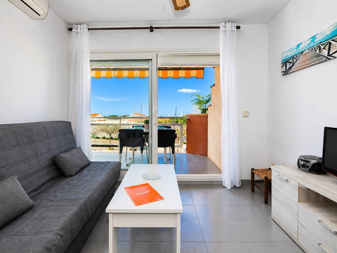 Ganze Wohnung, Gemütliche 1-Zimmer-Wohnung mit Parkplatz, Klimaanlage und Meerblick in Roses in Roses, Oberampurien