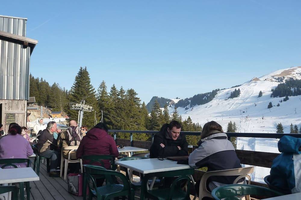 Entire apartment, Cosy traditional studio with lake views, minutes from ski slopes and beaches. in Thollon-les-Mémises, Thonon-les-Bains region