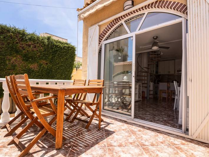 Cheap villa for 4 people, with garden in Torrevieja