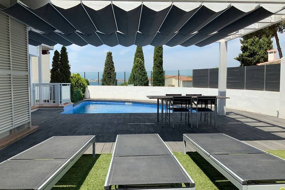Ganze Wohnung, Sea view apartment with private pool in Platja dels Palangrers (Roses), Roses