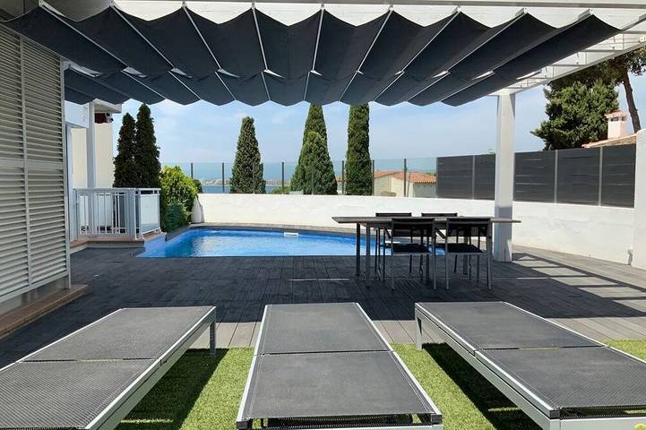 Ganze Wohnung, Sea view apartment with private pool in Platja dels Palangrers (Roses), Roses