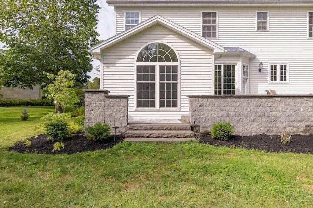 Large Family Home in Heart of Brockport in Ontariosee