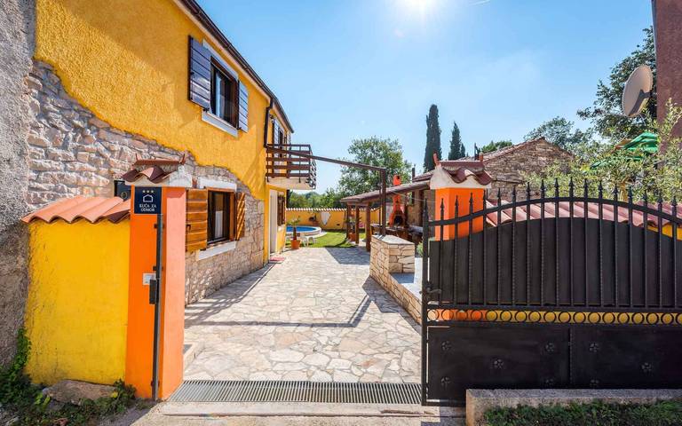 Ferienhaus mit Pool, Grillterrasse und Kinderschaukel in Marčana, Südküste Istrien