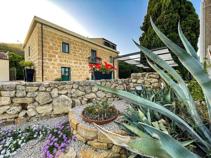 Location de vacances pour 3 personnes, avec vue ainsi que jardin et piscine à Enna - 4