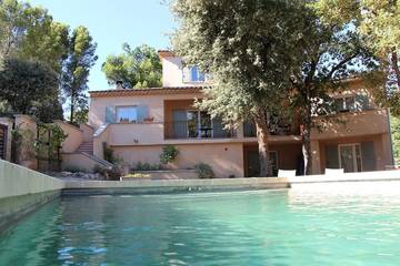 Location de vacances pour 9 personnes, avec jacuzzi et jardin à Châteauneuf-de-Gadagne