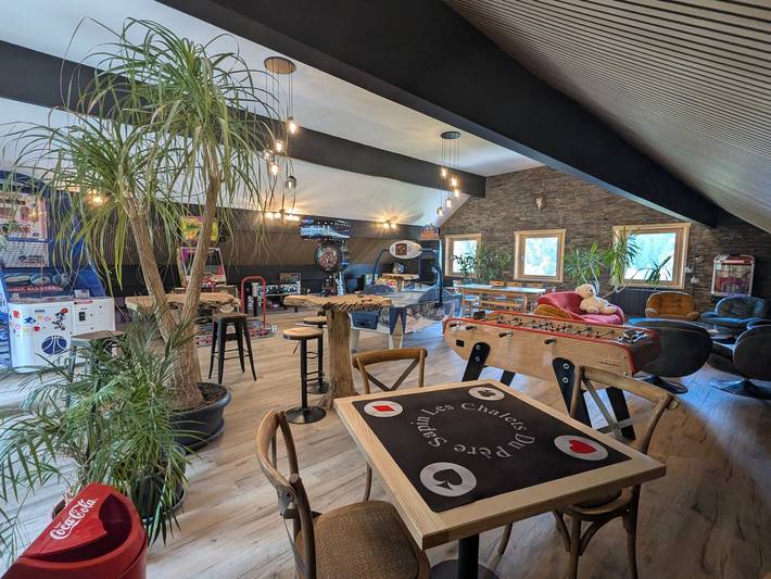 Gîte pour 14 personnes, avec Jacuzzi ainsi que Terrasse et Jardin