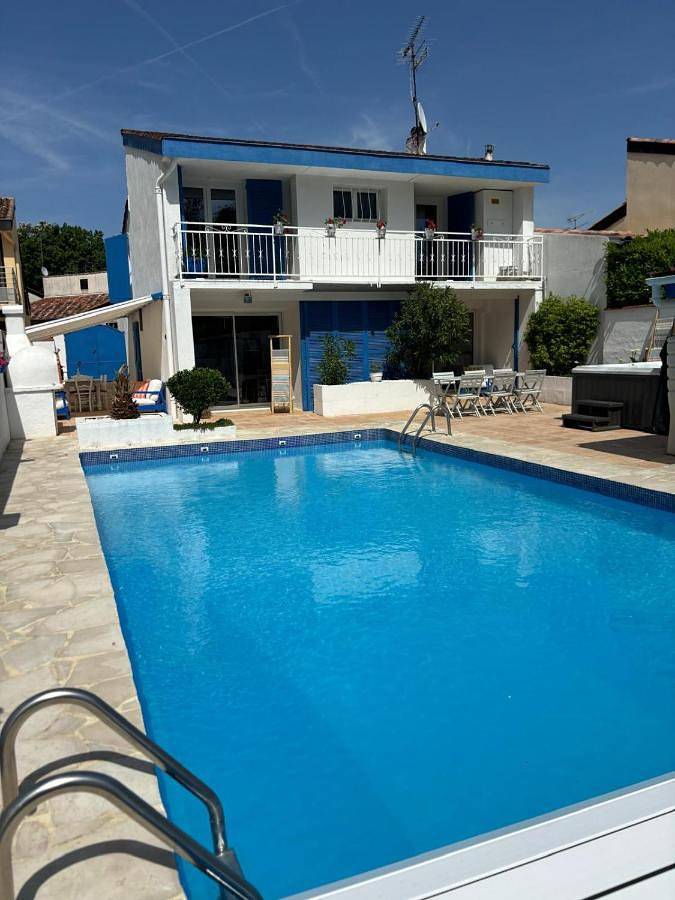 Location de vacances pour 8 personnes, avec Balcon et Jacuzzi ainsi que Terrasse et Piscine à Lamothe-Capdeville