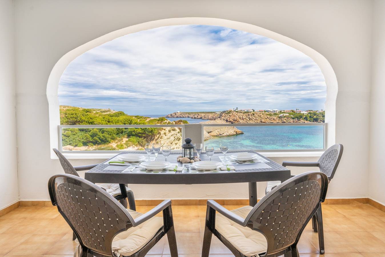 Entire apartment, Apartment "White Sands 306" on the Beach with Sea View, Pool in Arenal d'en Castell, Es Mercadal