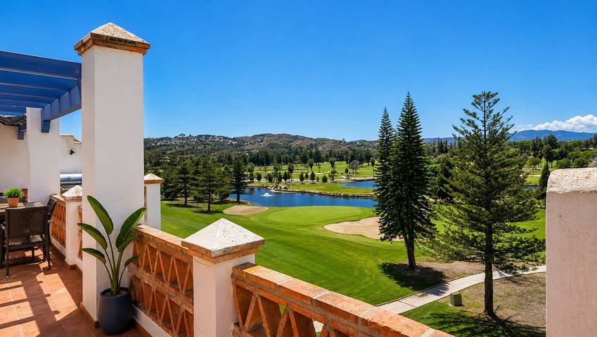 Ganze Wohnung, Ferienhaus 'Golf, Pool, Panoramaterrasse' mit Seeblick, WLAN und Klimaanlage in Mijas Golf, Mijas