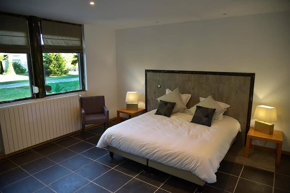 Entire apartment, Villa Parenthèse, holiday home with swimming pool in Saint-André-de-Cubzac, Blaye region