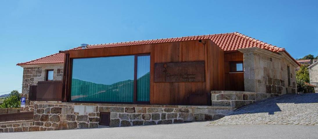 Gîte pour 3 personnes, avec Terrasse ainsi que Piscine et Vue dans Paredes Do Rio