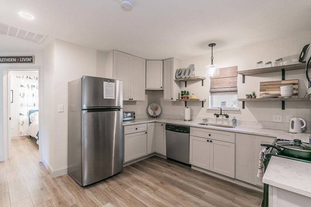 Charming Home Near Dickies+Free Biweekly Clean+King Bed+Fully Furnished in Fort Worth, Tarrant County