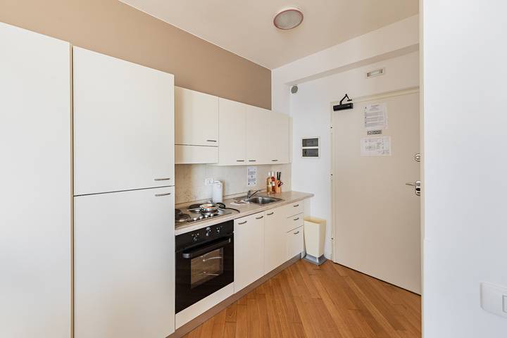 Ganzes Studio, Residenza Miralago with pool - Studio apartment with lake view in Desenzano del Garda, Gardasee-Berge