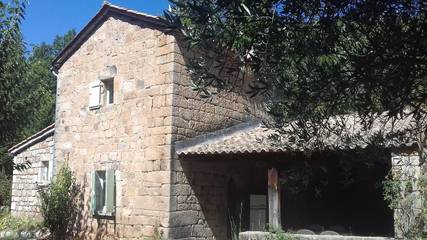 Location de vacances pour 5 personnes, avec terrasse ainsi que jardin et piscine à Chambonas