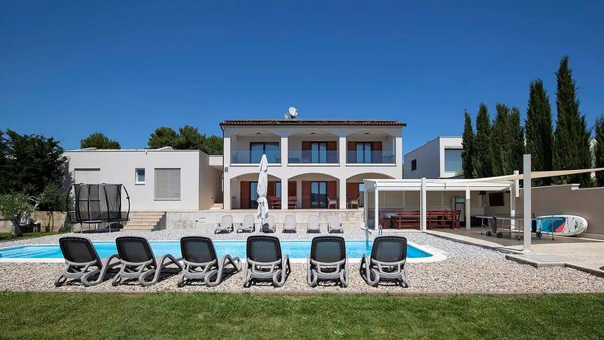 Villa pour 14 personnes, avec Balcon et Jacuzzi ainsi que Terrasse et Jardin à Pomer - 4