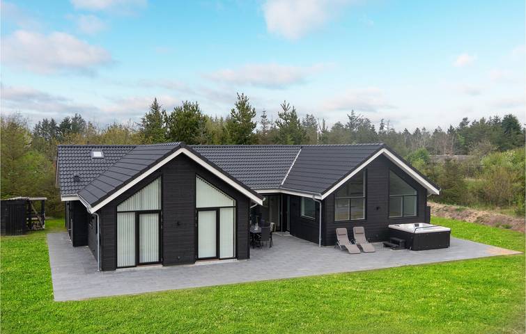 Ferienhaus für 12 Personen, mit Sauna und Pool sowie Terrasse, mit Haustier