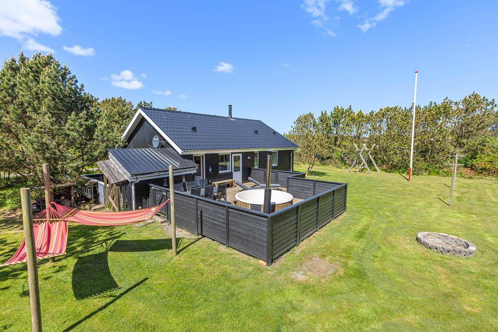 Familienfreundliches Ferienhaus mit Badetonne in Bjerregård, Holmsland Klit