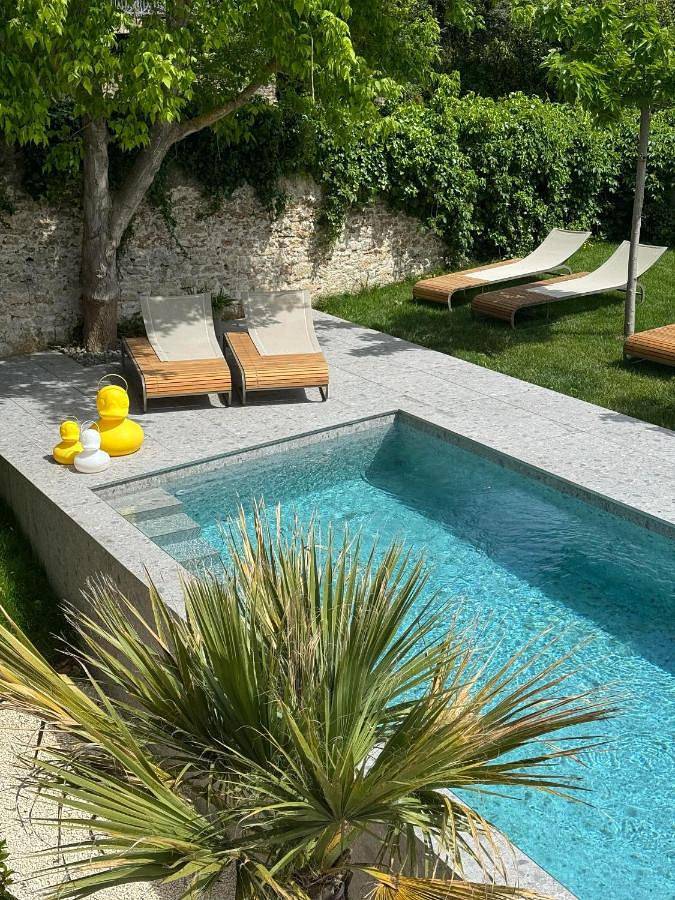 Le Pavillon M, Piscine et Spa au pied du château, Petit-Déjeuner inclus, Parking privé in Grignan, Région de nyons