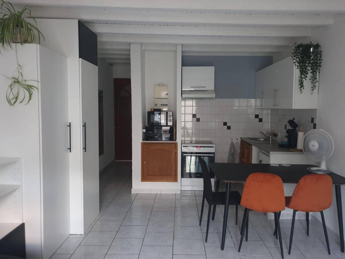 Appartement entier, Studio tout confort centre ville - Balcon, Clim, Tv, Wifi in Mazan, Parc naturel régional du Mont-Ventoux
