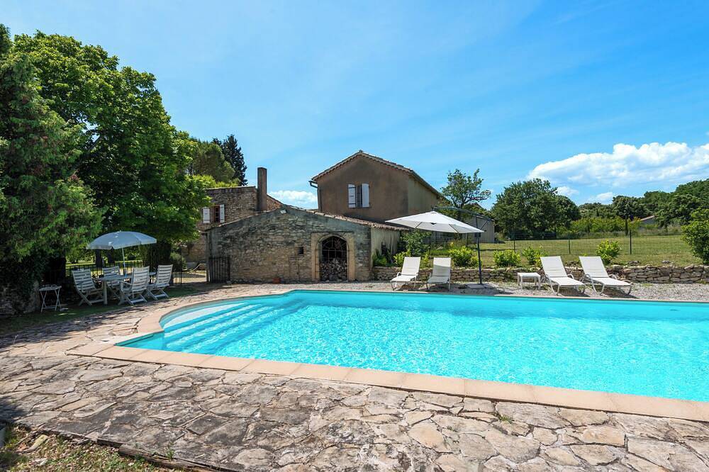 Family estate with large park and swimming pool in Mondragon, Vaucluse
