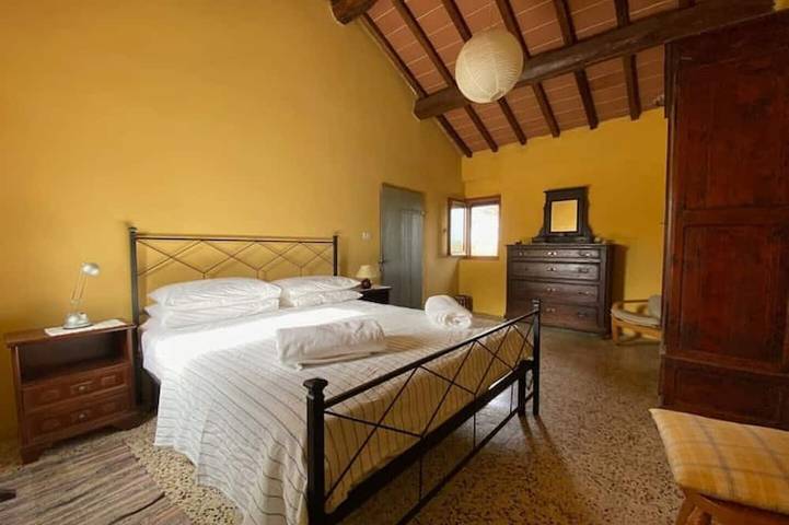 Gorgeously restored tranquil farmhouse in Castiglione del Lago, Lac Trasimène