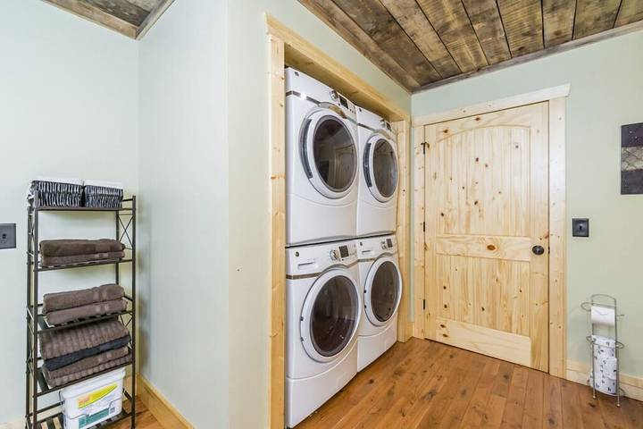 Glamping for 16 people, with hot tub and balcony as well as yard in Georgia