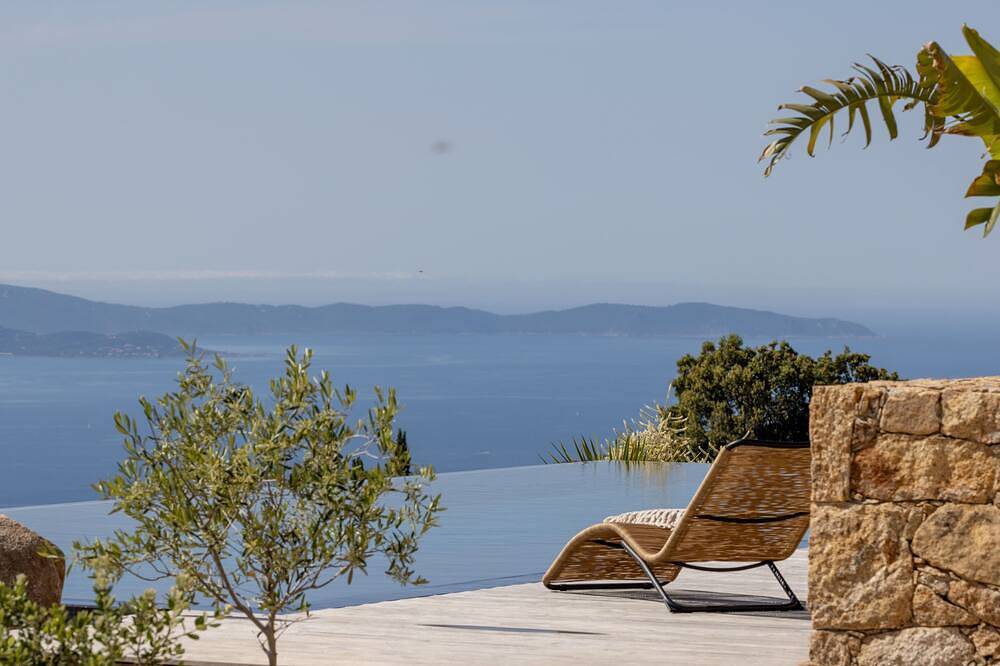 Alav13Ac Located in the village of Alata, overlooking the bay of Ajaccio 6bedrooms in Alata (Corsica), Ajaccio e dintorni
