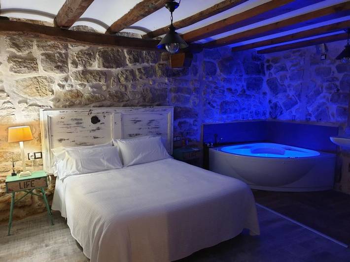 Apartamento para 4 personas, con Balcón además de Jacuzzi y Terraza en Valderrobres