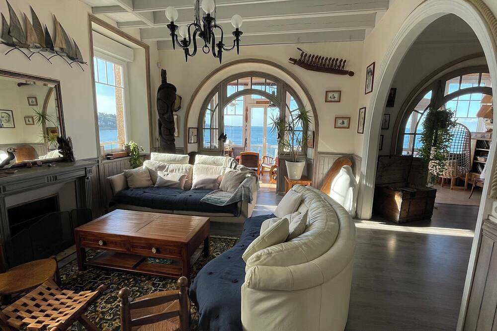 Exceptionnelle villa  avec vue magique, accès direct plage, 5 mn du centre ville in Perros-Guirec, Côte de Granit Rose