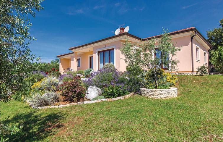 Cozy 1-Bedroom Apartment with Pool, WiFi, and Parking Near Montrin in Kaštel (Plovanija), Buje