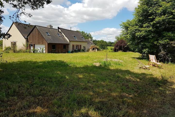 Location de vacances pour 12 personnes, avec Jardin à Châteaubourg