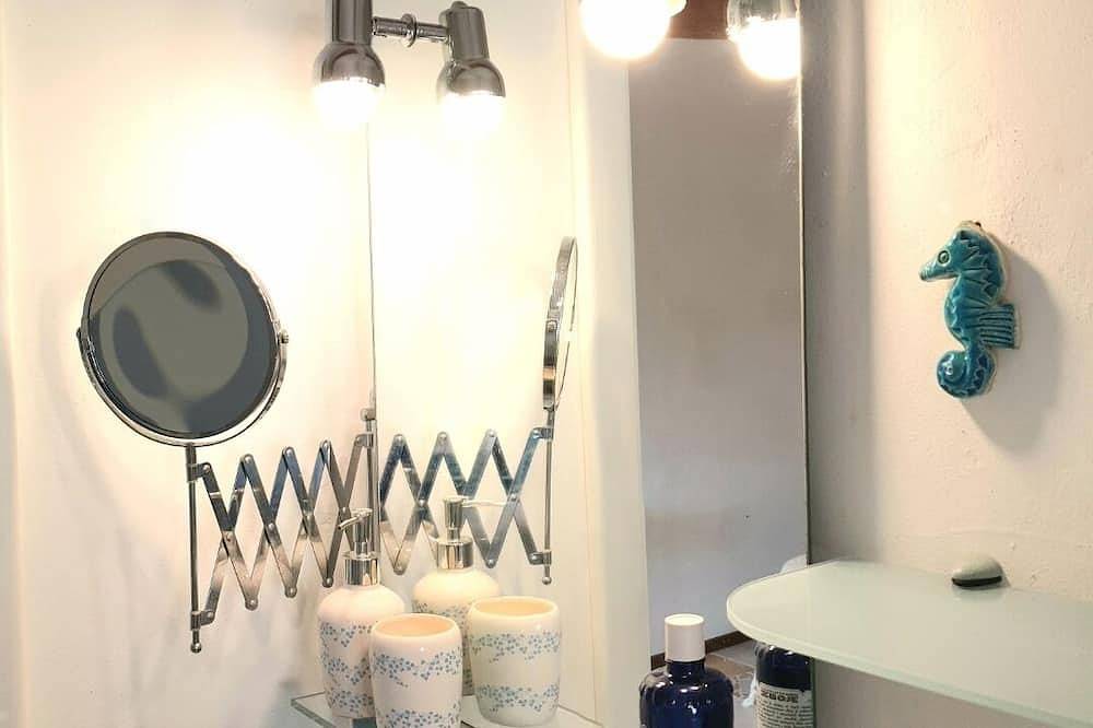 Appartement entier, Large and beautiful master bedroom with bathroom within walking distance of the sea. in Baja Sardinia, Arzachena