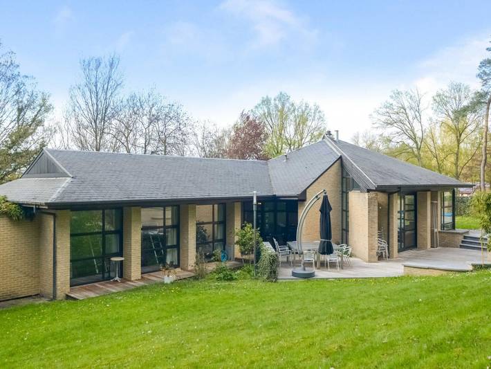 Location de vacances pour 15 personnes, avec Terrasse ainsi que Jardin et Piscine dans la Province du Brabant wallon