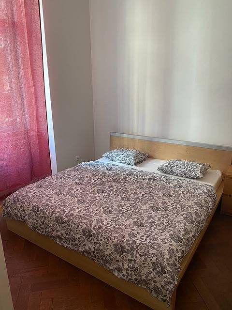Entire holiday apartment, 3 Bed Flat - Sleeps 10 - Pets - Smoking on terrace in Smíchov, Prague