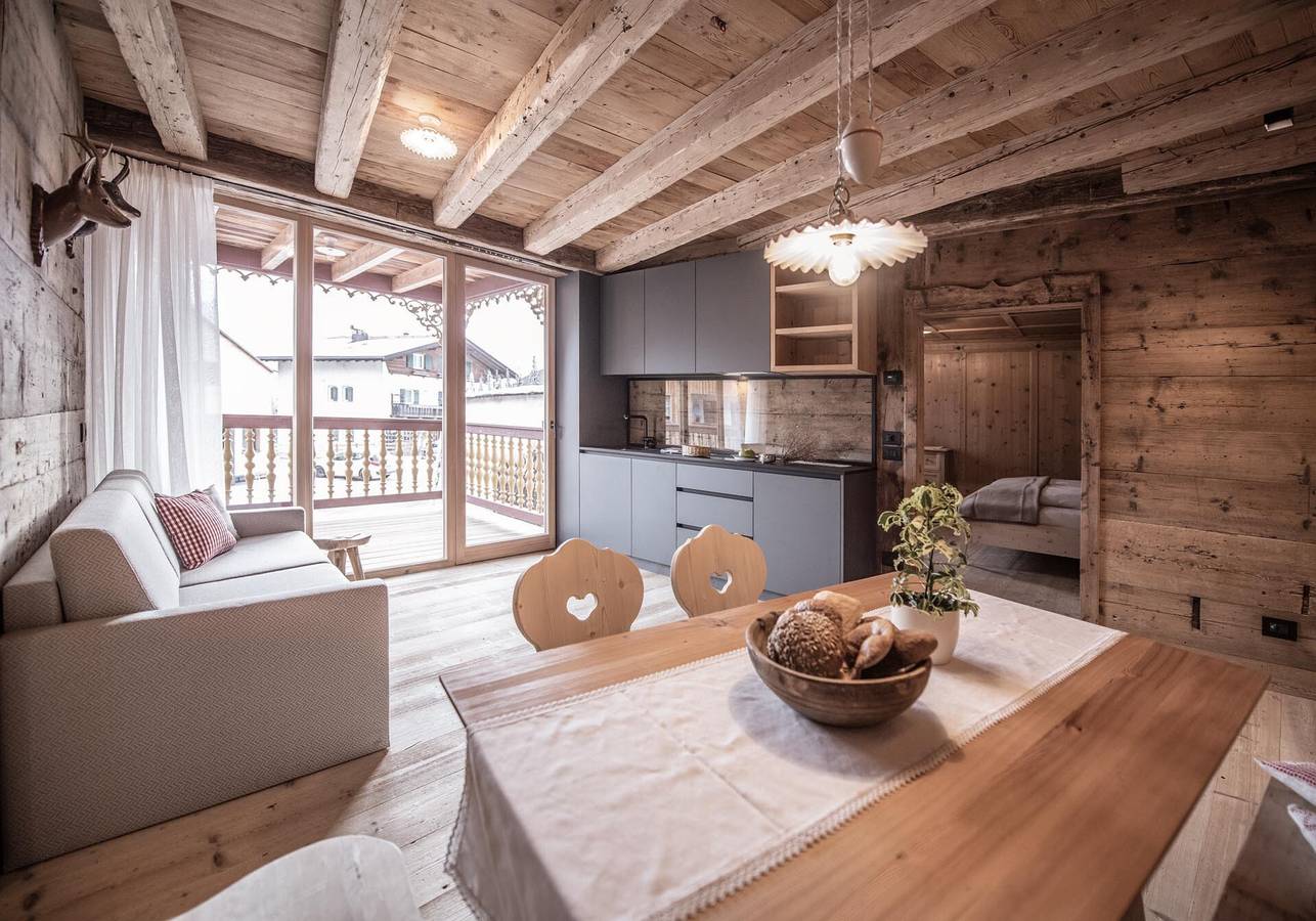 Ganze Wohnung, Ferienwohnung 'Ciasa Somuer - Sorà' mit Bergblick, Balkon und Wlan in Pieve di Marebbe, Enneberg