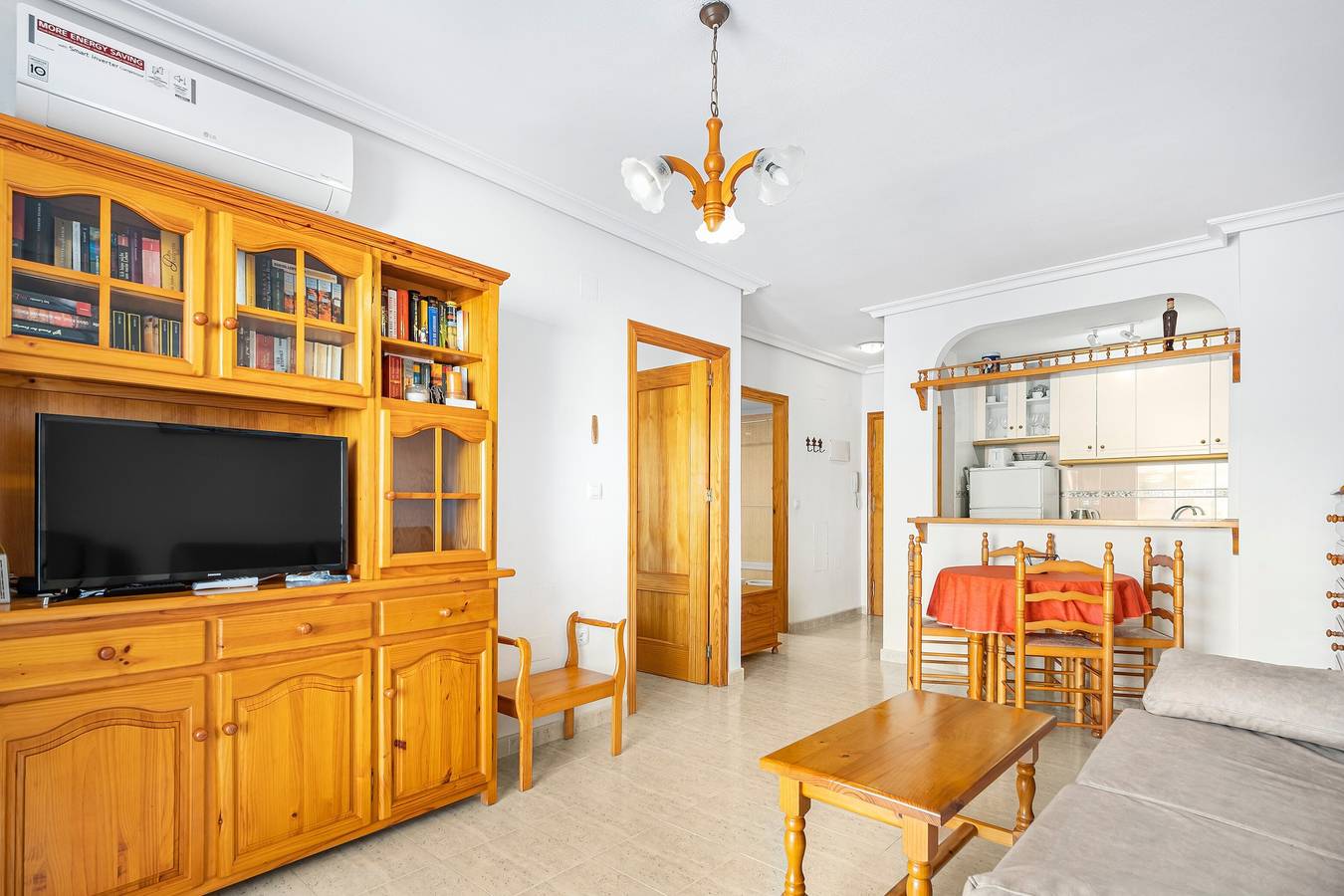 Apartamento entero, Apartamento 'Viñamar 7' con vistas al mar, Wi-Fi y aire acondicionado in Torrevieja, Costa Blanca