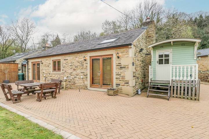 Log cabin for 6 people, with hot tub and garden in Sheffield