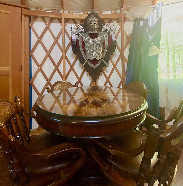 \"Camelot\" ist ein Themen-Yurt als Teil eines ursprünglichen Yurtel Bett und Frühstück. in Lane County
