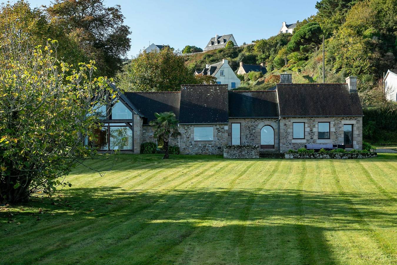 Ferienhaus 'Maison Chevoir Pieds Dans L'eau' mit Meerblick, privater Terrasse und Wi-Fi in Ploubazlanec, Côte de Goëlo