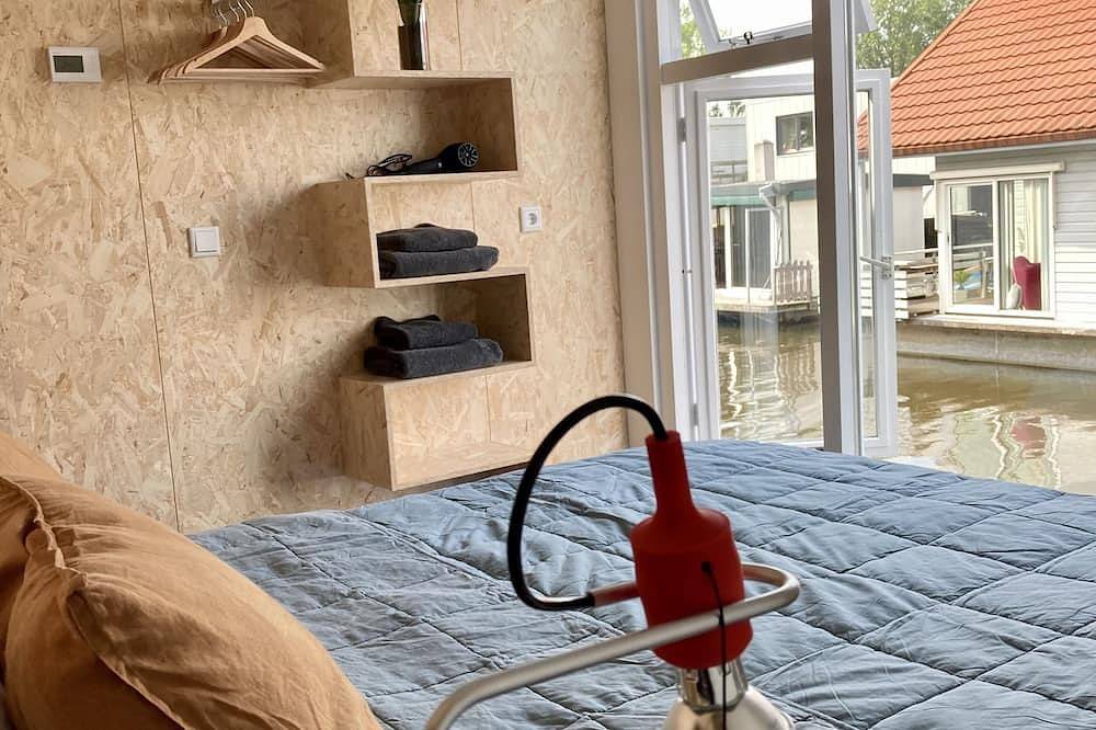 Geheel appartement, Woonboot met privé studio vlakbij het centrum en Rai middenin het stadse groen in Amsterdam Oud-Zuid, Noord-Holland