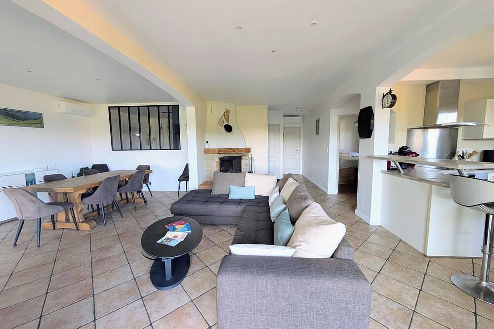 Entire apartment, Hasparren, family apartment 118m², garden and view, sleeps 6. in Hasparren, Bayonne region