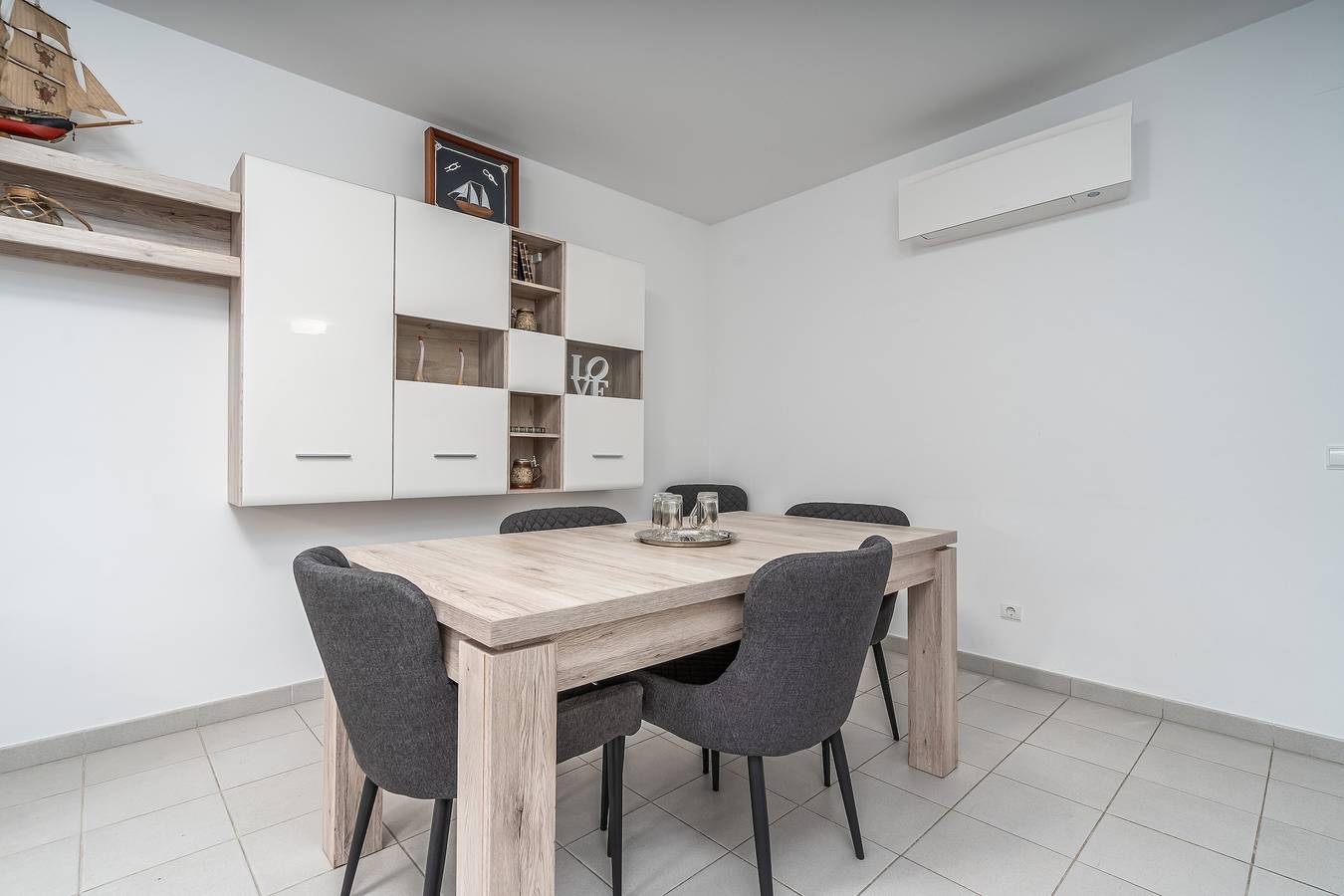 Apartamento inteiro, Apartamento 'Sea Breeze' com varanda, Wi-Fi e ar condicionado in Praia da Rocha, Portimão