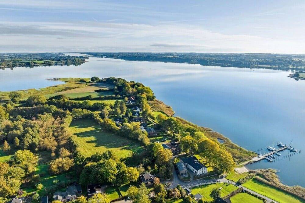Im ruhigen Ulsnis befindet sich das „Bootshaus“ mit viel Natur ums Haus herum, gleich hinter der Remise am Fährhaus, dazu ein eigener Garten von ca. 1000m² , der sich aktuell noch in der Wachstumsphase befindet, Natur pur in Ulsnis, Grünes Binnenland