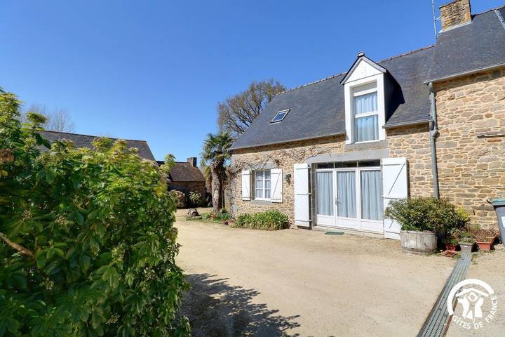 Gîte pour 5 personnes, avec Terrasse ainsi que Jardin et Vue à Plerguer